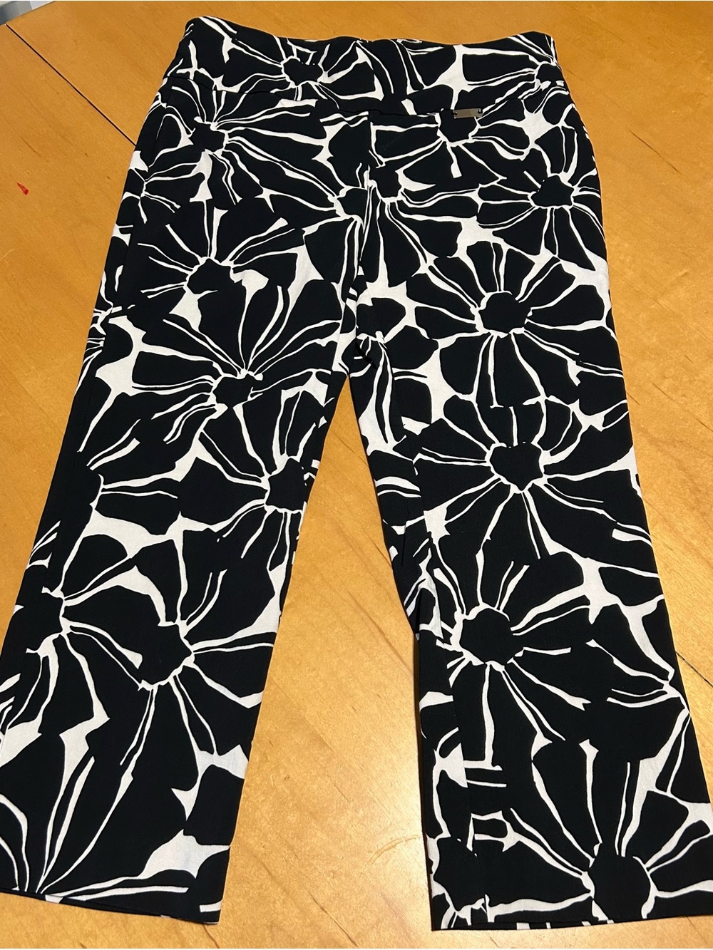 INC International Concepts Black and White Floral Capris